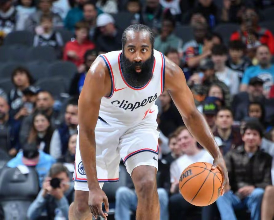 开云登录入口关于穆古鲁扎迎来二十赛季出色发挥，西班牙队观众热烈欢呼！比赛高潮迭起的信息